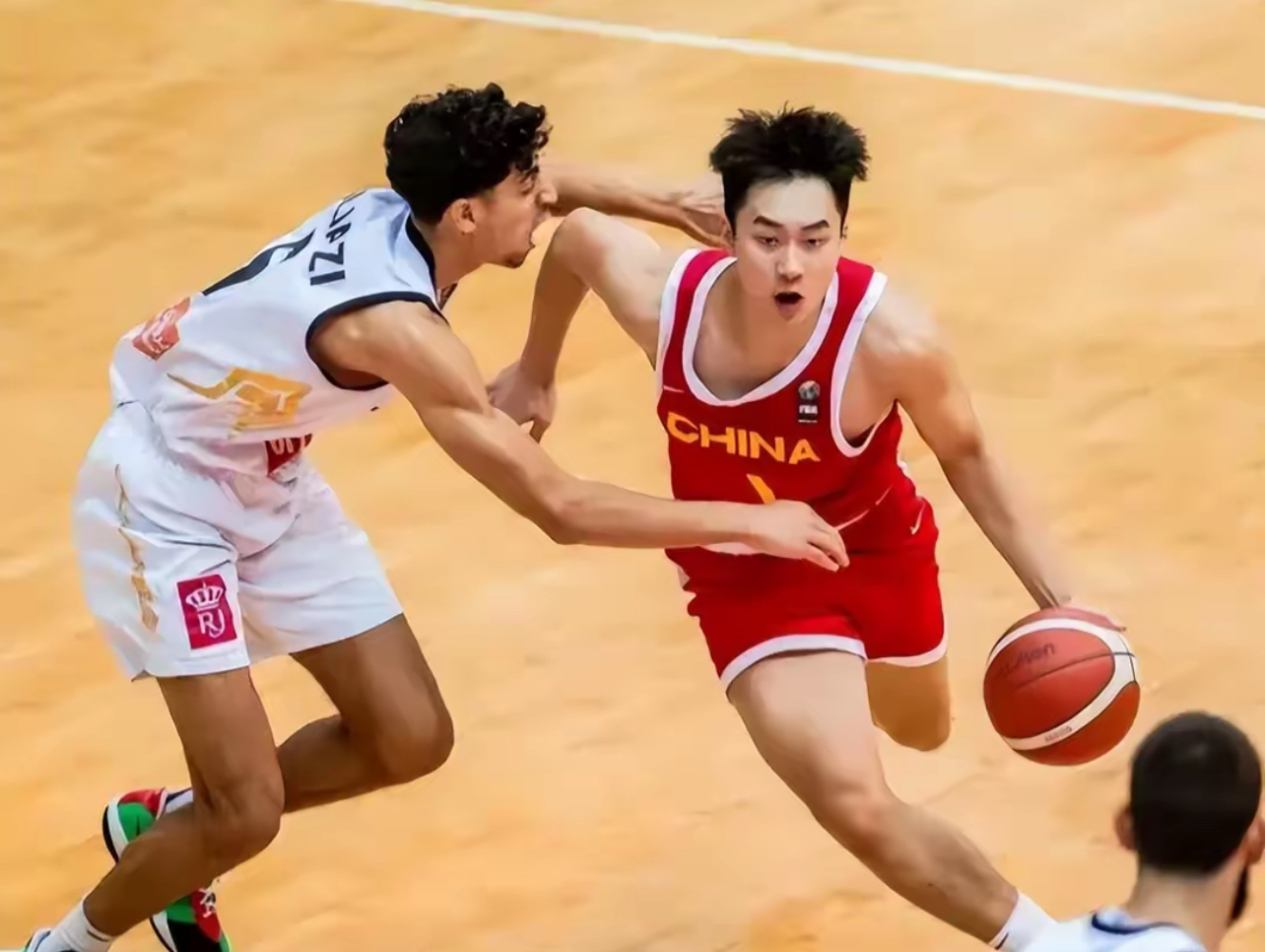 九游中国下载-清晨里昂备战CBA季后赛，造点机会细节曝光，震撼外界，身体对抗强度拉满的简单介绍-九游中国下载